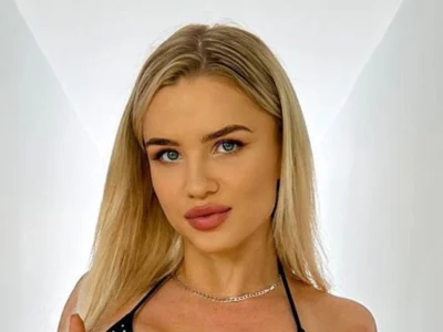 Daniella Hemsley posing confidently with blonde hair and subtle makeup, showcasing the influencer's transformation from boxing controversy to social media success.RetryClaude can make mistakes. Please double-check responses.